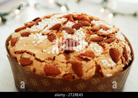 Nahaufnahme des Panettone glassato alle Mandorle (italienische traditionelle Mandel Panettone ) Stockfoto