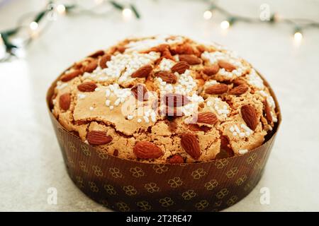 Nahaufnahme des Panettone glassato alle Mandorle (italienische traditionelle Mandel Panettone ) Stockfoto