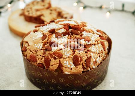 Nahaufnahme des Panettone glassato alle Mandorle (italienische traditionelle Mandel Panettone ) Stockfoto