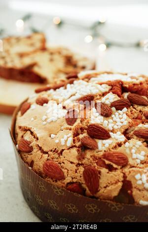 Nahaufnahme des Panettone glassato alle Mandorle (italienische traditionelle Mandel Panettone ) Stockfoto