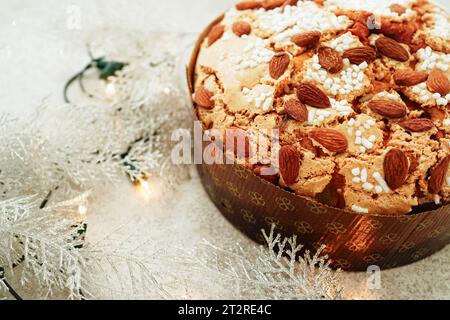 Nahaufnahme des Panettone glassato alle Mandorle (italienische traditionelle Mandel Panettone ) Stockfoto