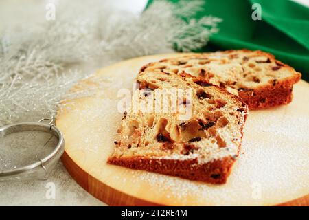 Panettone auf Holzbrett geschnitten, traditioneller italienischer Weihnachtskuchen Stockfoto