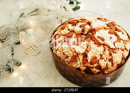 Nahaufnahme des Panettone glassato alle Mandorle (italienische traditionelle Mandel Panettone ) Stockfoto