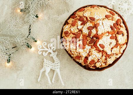 Nahaufnahme des Panettone glassato alle Mandorle (italienische traditionelle Mandel Panettone ) Stockfoto