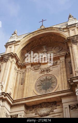 Nahaufnahme der Fassade der Kathedrale von Granada in Spanien Stockfoto