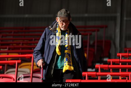 Ein Burnley-Fan während des Premier League-Spiels im Gtech Community Stadium in London. Bilddatum: Samstag, 21. Oktober 2023. Stockfoto