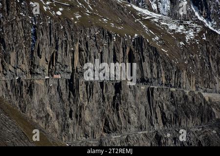 Zoji La, Indien. Oktober 2023. Fahrzeuge fahren durch Zojia, einen gefährlichen Bergpass im Himalaya, der das Kaschmir-Tal mit dem Unionsgebiet Ladakh an der Grenze zu China verbindet. Zojila ist ein hoher Bergpass auf einer Höhe von 601 m über dem Meeresspiegel, auch bekannt als „Bergpass der Schneestürme“. Quelle: SOPA Images Limited/Alamy Live News Stockfoto