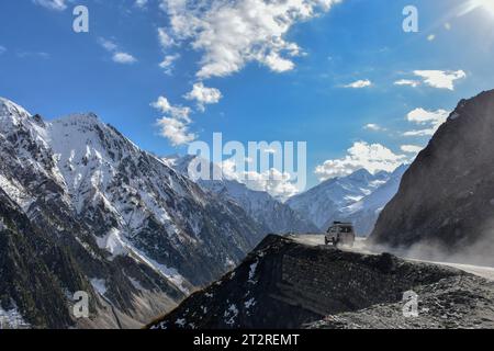 Zoji La, Indien. Oktober 2023. Ein Fahrzeug fährt durch Zojia, einen gefährlichen Bergpass im Himalaya, der das Kaschmir-Tal mit dem Unionsgebiet Ladakh an der Grenze zu China verbindet. Zojila ist ein hoher Bergpass auf einer Höhe von 601 m über dem Meeresspiegel, auch bekannt als „Bergpass der Schneestürme“. Quelle: SOPA Images Limited/Alamy Live News Stockfoto