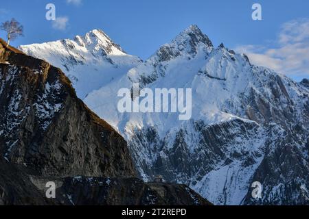 Zoji La, Indien. Oktober 2023. Ein Fahrzeug fährt durch Zojia, einen gefährlichen Bergpass im Himalaya, der das Kaschmir-Tal mit dem Unionsgebiet Ladakh an der Grenze zu China verbindet. Zojila ist ein hoher Bergpass auf einer Höhe von 601 m über dem Meeresspiegel, auch bekannt als „Bergpass der Schneestürme“. Quelle: SOPA Images Limited/Alamy Live News Stockfoto