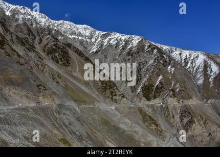 Fahrzeuge fahren durch Zojia, einen gefährlichen Bergpass im Himalaya, der das Kaschmir-Tal mit dem Unionsgebiet Ladakh an der Grenze zu China verbindet. Zojila ist ein hoher Bergpass auf einer Höhe von 601 m über dem Meeresspiegel, auch bekannt als „Bergpass der Schneestürme“. (Foto: Saqib Majeed / SOPA Images/SIPA USA) Stockfoto