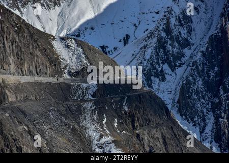 Fahrzeuge fahren durch Zojia, einen gefährlichen Bergpass im Himalaya, der das Kaschmir-Tal mit dem Unionsgebiet Ladakh an der Grenze zu China verbindet. Zojila ist ein hoher Bergpass auf einer Höhe von 601 m über dem Meeresspiegel, auch bekannt als „Bergpass der Schneestürme“. (Foto: Saqib Majeed / SOPA Images/SIPA USA) Stockfoto