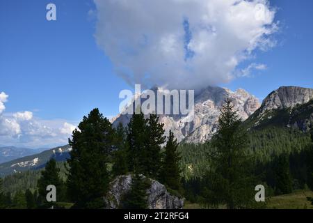 Vom Valparola Pass aus blickt man auf den Pico Setsas, 2429 Meter hoch, die Berge flankieren den Lagazuoi mit einem ausgezeichneten Blick auf das Val Badia Stockfoto