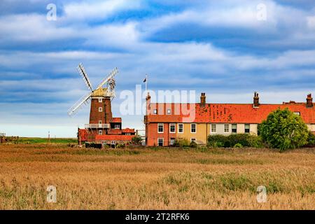 Die historische, denkmalgeschützte Turmwindmühle in Cley Next the Sea mit Blick über das Cley Marshes Nature Reserve ist heute ein Gästehaus in Norfolk, England, Großbritannien Stockfoto