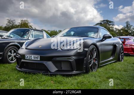 2020 Porsche 718 Cayman GT4, ausgestellt auf der Salon Privé Concours d’Elégance Motorshow im Schloss Blenheim. Stockfoto