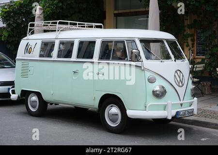 Berlin, 14. Oktober 2023, historischer VW-Bus T 1 in grün-weißer Lackierung der Weingalerie NÖ! Stockfoto