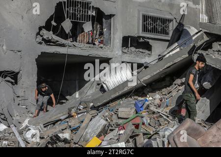 Rafah, Palästinensische Gebiete. Oktober 2023. Palästinenser inspizieren ein Haus, das nach einem israelischen Luftangriff auf Rafah südlich des Gazastreifens zerstört wurde. Abed Rahim Khatib/dpa/Alamy Live News Stockfoto