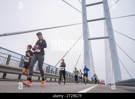 Stralsund, Deutschland. Oktober 2023. Die Läufer starten beim 15. Rügener Brückenmarathon. Der Rügenbrücken-Marathon verläuft über die neue Rügenbrücke in Stralsund und Altefähr, die 2007 eingeweiht wurde. Der Rügenbrücken-Marathon ist mit Tausenden von Teilnehmern eine der größten Sportveranstaltungen in Mecklenburg-Vorpommern. Quelle: Stefan sauer/dpa/Alamy Live News Stockfoto