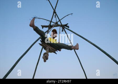 Kathmandu, Nepal. Oktober 2023. Ein Junge genießt die traditionelle Bambusschaukel anlässlich des „Dashain“-Festivals in Kathmandu, Nepal, am 20. Oktober 2023. Traditionelle Bambusschaukeln werden besonders während des „Dashain“ Festivals in Nepal hergestellt und gespielt. (Foto: Abhishek Maharjan/SIPA USA) Credit: SIPA USA/Alamy Live News Stockfoto