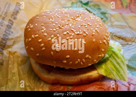 Burger King ist eine US-amerikanische Schnellrestaurantkette mit Sitz im Miami-Dade County, Florida, die als Systemgastronomie ein weltweites Restaurantnetz aufgebaut hat. Die rund 17800 Restaurants werden zu rund 90 Prozent von selbständigen Franchisepartnern geführt. Burger King gehört zusammen mit Tim Hortons und Popeyes Louisiana Kitchen zu Restaurant Brands International, die ihren Sitz im kanadischen Oakville Hut. Foto: Whopper Jr - Burger *** Burger King ist eine US-amerikanische Fast-Food-Restaurantkette mit Hauptsitz in Miami Dade County, Florida, die ein weltweites Netzwerk von Rest aufgebaut hat Stockfoto