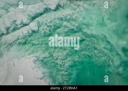 Gestörter Seeboden in einem ansonsten sehr klaren Alpensee mit durchdringender grüner Farbe Stockfoto