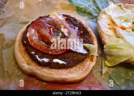 Burger King ist eine US-amerikanische Schnellrestaurantkette mit Sitz im Miami-Dade County, Florida, die als Systemgastronomie ein weltweites Restaurantnetz aufgebaut hat. Die rund 17800 Restaurants werden zu rund 90 Prozent von selbständigen Franchisepartnern geführt. Burger King gehört zusammen mit Tim Hortons und Popeyes Louisiana Kitchen zu Restaurant Brands International, die ihren Sitz im kanadischen Oakville Hut. Foto: Whopper Jr - Burger *** Burger King ist eine US-amerikanische Fast-Food-Restaurantkette mit Hauptsitz in Miami Dade County, Florida, die ein weltweites Netzwerk von Rest aufgebaut hat Stockfoto