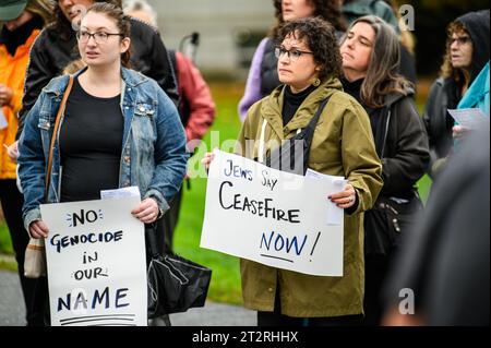 Montpelier, USA. Oktober 2023. Die Teilnehmer halten während eines Treffens im Vermont State House in Montpelier, VT, USA, Schilder, um die Opfer des Konflikts in Israel und Gaza zu betrauern. Autor: John Lazenby/Alamy Live News Stockfoto