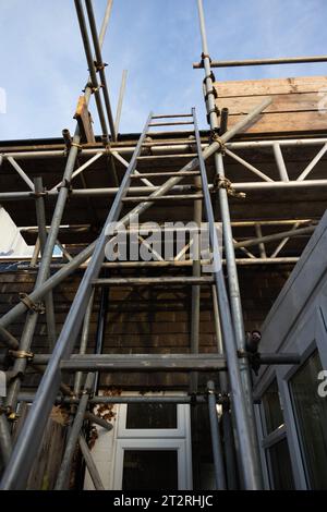 Wir schauen auf Gerüste an der Außenwand einer Privatresidenz in West Sussex Stockfoto