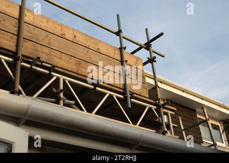 Wir schauen auf Gerüste an der Außenwand einer Privatresidenz in West Sussex Stockfoto