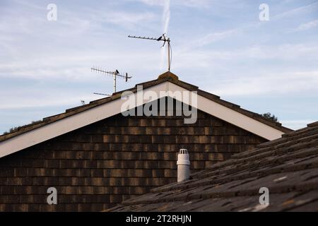 Blick auf die Dächer in West Sussex, von der Spitze des Gerüsts Stockfoto