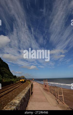 Die BR-Baureihe 166 Nr. 166218 fährt entlang der Ufermauer bei Teignmouth mit dem Zug 2T23, der 14,57 Exmouth nach Paignton. Stockfoto