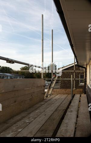 Blick entlang der Gerüste Holzbretter vor einem Wohnhaus in West Sussex Stockfoto