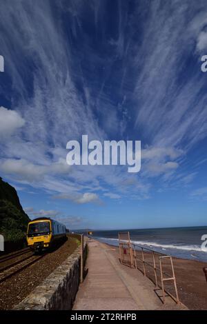 Die BR-Baureihe 166 Nr. 166218 fährt entlang der Ufermauer bei Teignmouth mit dem Zug 2T23, der 14,57 Exmouth nach Paignton. Stockfoto