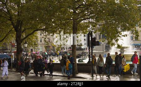 London 20. September 2023. Trotz des heftigen Regens gehen Tausende von Menschen aus vielen Nationalitäten, darunter Familien mit kleinen Kindern, auf die Straße in Zentral-London, um gegen die Behandlung des palästinensischen Volkes durch den Staat Israel zu protestieren. Bridget Catterall AlamyLiveNews. Stockfoto