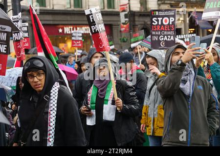 London 20. September 2023. Trotz des heftigen Regens gehen Tausende von Menschen aus vielen Nationalitäten, darunter Familien mit kleinen Kindern, auf die Straße in Zentral-London, um gegen die Behandlung des palästinensischen Volkes durch den Staat Israel zu protestieren. Bridget Catterall AlamyLiveNews. Stockfoto