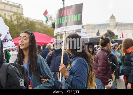 London 20. September 2023. Trotz des heftigen Regens gehen Tausende von Menschen aus vielen Nationalitäten, darunter Familien mit kleinen Kindern, auf die Straße in Zentral-London, um gegen die Behandlung des palästinensischen Volkes durch den Staat Israel zu protestieren. Bridget Catterall AlamyLiveNews. Stockfoto