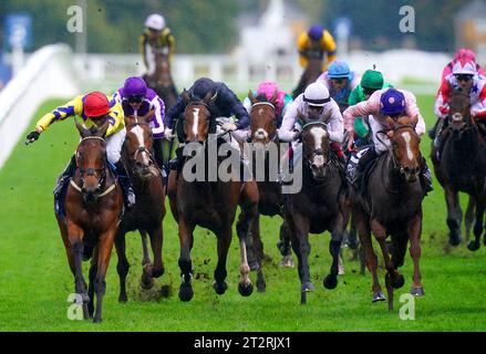 Poptronic wurde von Jockey Sam James (links) auf dem Weg zum Qipco British Champions Fillies & Mares Stakes während des QIPCO British Champions Day auf der Ascot Racecourse, Berkshire, gefahren. Bilddatum: Samstag, 21. Oktober 2023. Stockfoto