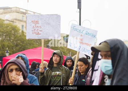 London 20. September 2023. Trotz des heftigen Regens gehen Tausende von Menschen aus vielen Nationalitäten, darunter Familien mit kleinen Kindern, auf die Straße in Zentral-London, um gegen die Behandlung des palästinensischen Volkes durch den Staat Israel zu protestieren. Bridget Catterall AlamyLiveNews. Stockfoto