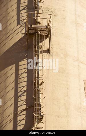 Außenansicht einer Zementfabrik in Morata de Jalon, Provinz Zaragoza in Spanien Stockfoto