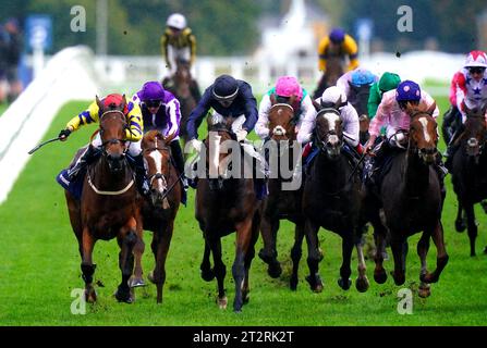 Poptronic wurde von Jockey Sam James (links) auf dem Weg zum Qipco British Champions Fillies & Mares Stakes während des QIPCO British Champions Day auf der Ascot Racecourse, Berkshire, gefahren. Bilddatum: Samstag, 21. Oktober 2023. Stockfoto