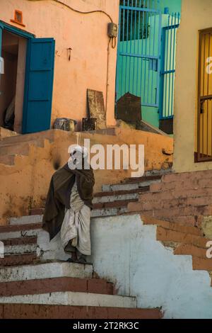 Ein Mann in den Ghats von Varanasi Stockfoto