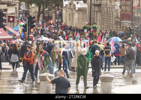 London 20. September 2023. Trotz des heftigen Regens gehen Tausende von Menschen aus vielen Nationalitäten, darunter Familien mit kleinen Kindern, auf die Straße in Zentral-London, um gegen die Behandlung des palästinensischen Volkes durch den Staat Israel zu protestieren. Bridget Catterall AlamyLiveNews. Stockfoto