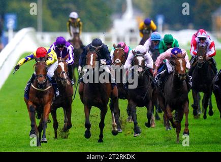 Poptronic wurde von Jockey Sam James (links) auf dem Weg zum Qipco British Champions Fillies & Mares Stakes während des QIPCO British Champions Day auf der Ascot Racecourse, Berkshire, gefahren. Bilddatum: Samstag, 21. Oktober 2023. Stockfoto