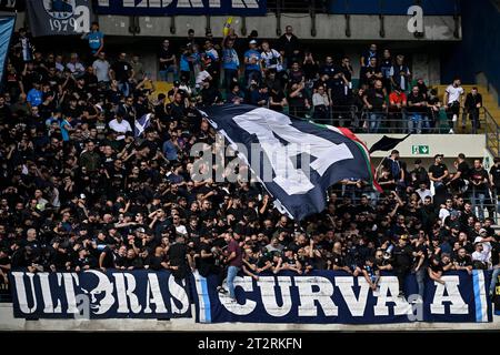 Verona, Italien. Oktober 2023. Napoli Fans jubeln beim Fußball-Spiel der Serie A zwischen Hellas Verona und SSC Napoli im Stadion Marcantonio Bentegodi in Verona (Italien) am 21. Oktober 2023 an. Quelle: Insidefoto di andrea staccioli/Alamy Live News Stockfoto