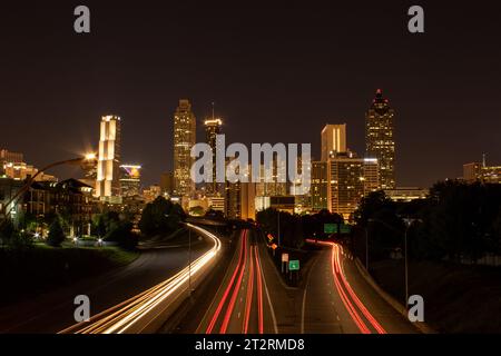 Skyline der Innenstadt bei Nacht, atlanta, georgia, Stadtlandschaft, Szene, Verkehr, lange Exposition, Lichtspuren, Dämmerung Stockfoto