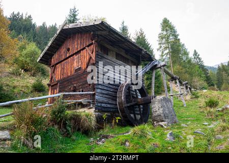 Alte Wassermühle in den Bergen Stockfoto