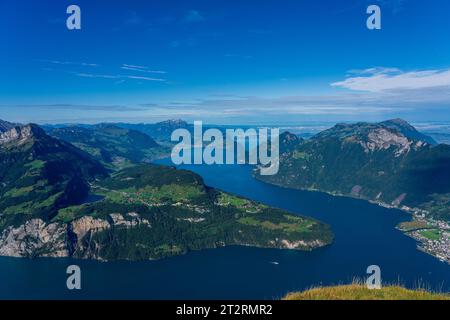 Panoramablick von Fronalpstock auf den Vierwaldstättersee in der Schweiz. Stockfoto