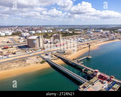 Huelva, Spanien - 21. Oktober 2023: Rückvergasungsterminal für Flüssigerdgas der spanischen Energiegesellschaft Enagás, S.A., der europäischen Übertragungsanlage Stockfoto