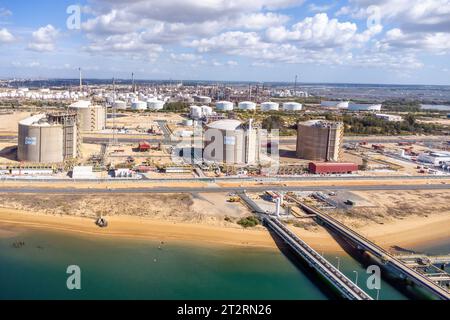 Huelva, Spanien - 21. Oktober 2023: Rückvergasungsterminal für Flüssigerdgas der spanischen Energiegesellschaft Enagás, S.A., der europäischen Übertragungsanlage Stockfoto