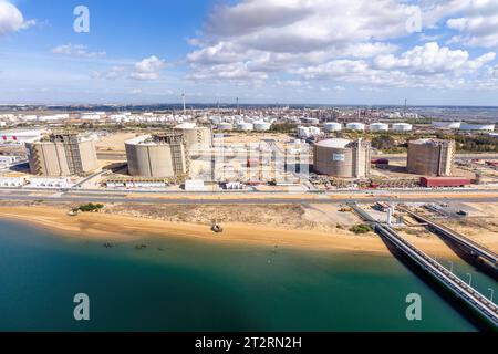 Huelva, Spanien - 21. Oktober 2023: Rückvergasungsterminal für Flüssigerdgas der spanischen Energiegesellschaft Enagás, S.A., der europäischen Übertragungsanlage Stockfoto