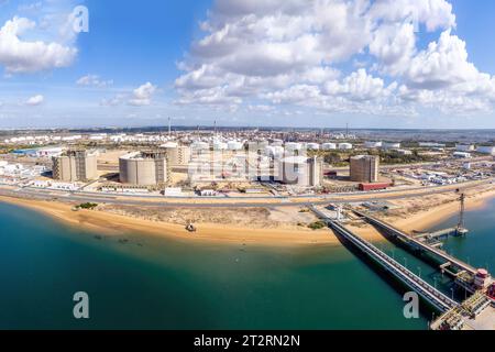 Huelva, Spanien - 21. Oktober 2023: Rückvergasungsterminal für Flüssigerdgas der spanischen Energiegesellschaft Enagás, S.A., der europäischen Übertragungsanlage Stockfoto